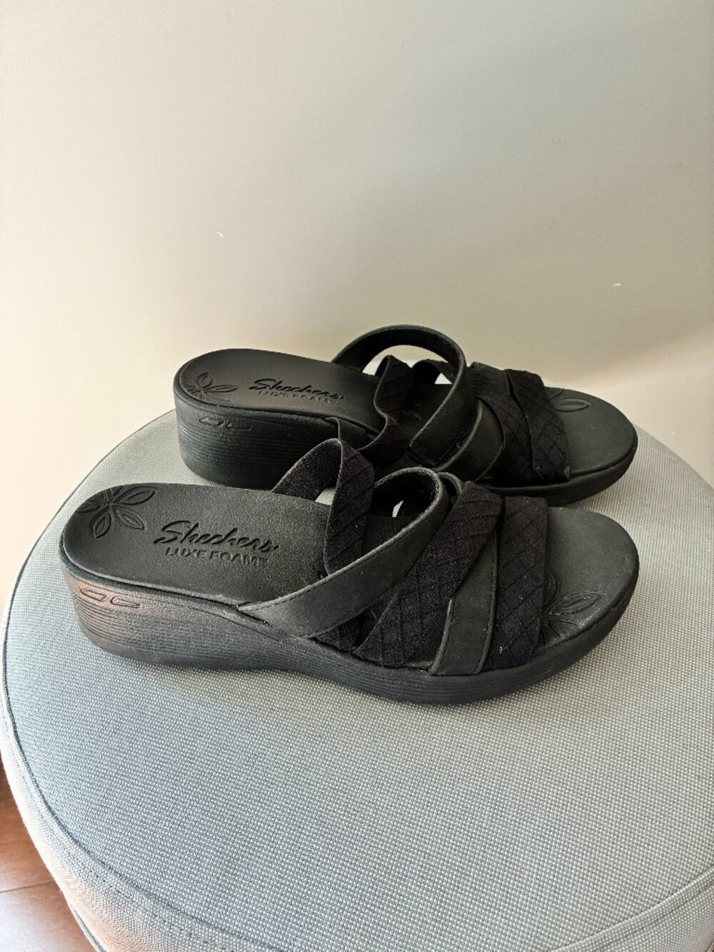 Sandales Compensées Noires Skechers Beverly Luxe Foam – Pointure size 7M